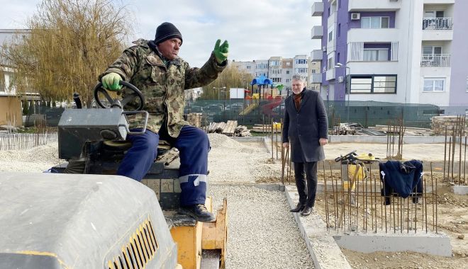 Primarul din Năvodari, Florin Chelaru, supervizează lucrările de pe şantierele din oraş - fondnavodarimodernizare-1671562346.jpg