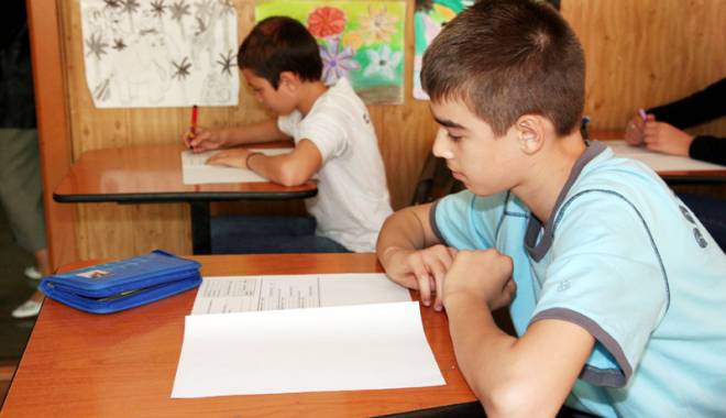 Au simulat bătaia de joc! Doar nesimțirea elevilor justifică ploaia de note de 2 și 3 - fondnotede2si3-1457111929.jpg