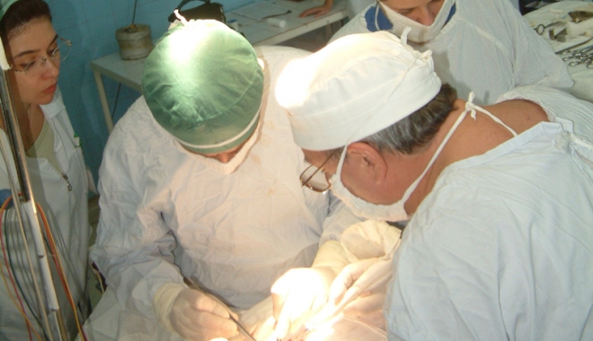 Specialiștii constănțeni luptă pentru salvarea copiilor cu malformații grave - fondoperatiesarbumedicinadoctoro-1472652574.jpg