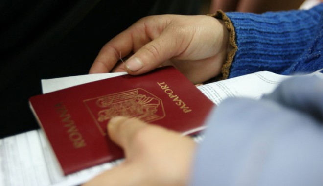 Taxele pentru eliberarea pașapoartelor, majorate. Iată cât vom plăti - fondpasapoarte-1377627557.jpg