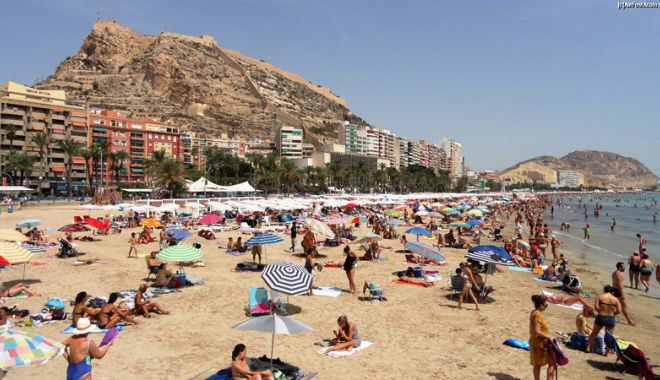 Vin vacanțele! Destinații preferate  la munte și la mare - fondplaja-1542994630.jpg
