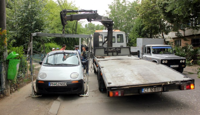 TEROARE PRINTRE ȘOFERI / Poliția ridică sute de mașini de pe străzile Constanței. Cât te costă să-ți recuperezi autoturismul - fondpolitialocalamasini-1380731587.jpg