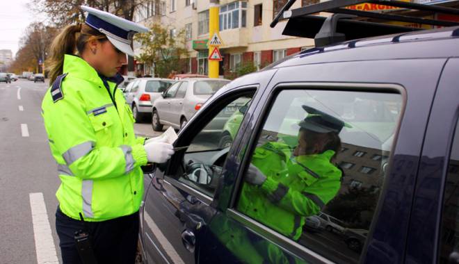Miturile șoferilor când sunt opriți de Poliția Rutieră. Ce drepturi aveți în fața agentului de la circulație - fondpolitiarutiera-1443205383.jpg