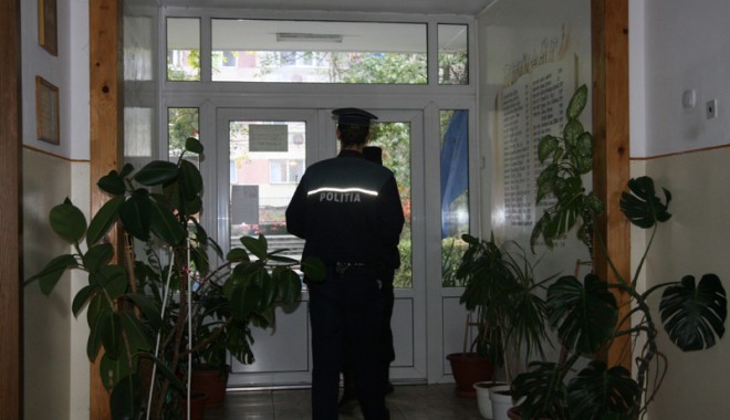 Tot mai mulți copii devin infractori de pe băncile școlilor - fondpolitiescoli-1364579173.jpg
