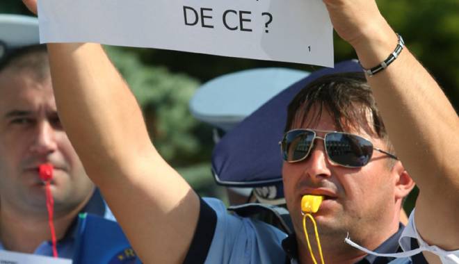 Polițiști făcuți la 