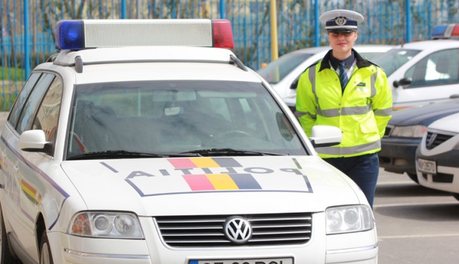 PĂZEA, că nu-i de glumit! / Ea e POLIȚISTA care DĂ AMENZI CU ZÂMBETUL PE BUZE! - fondpolitista-1366557769.jpg