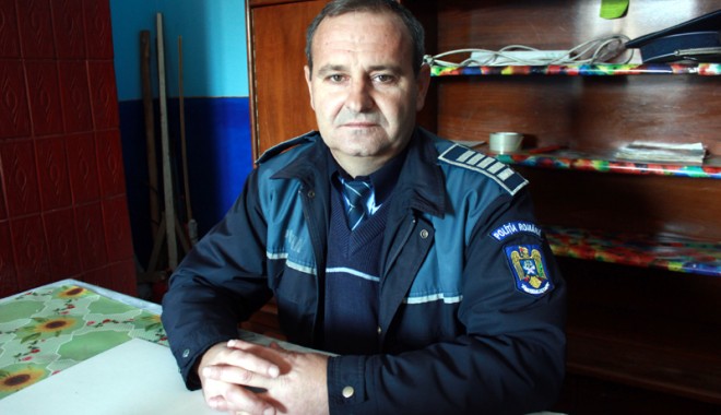 Polițistul care-i ajută pe oameni să-și primească pensiile - fondpolitistdetaravirdoldanut-1389022234.jpg