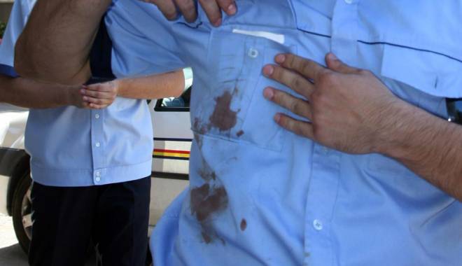 Scandal cu cuțite și topoare! Polițist bătut și înjurat ca la ușa cortului - fondpolitistibatutisiinjurati-1439402682.jpg