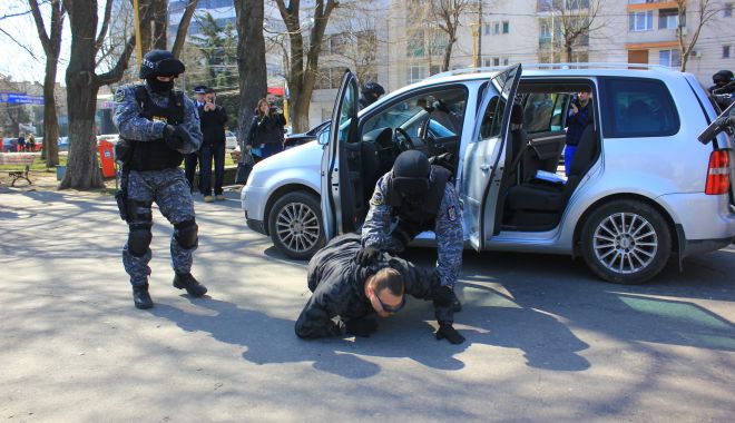 Cine-i antrenează pe polițiști? „Nu știu tehnici de imobilizare, se trag și se împing cu suspecții!” - fondpolitistiincatusare1-1618842949.jpg