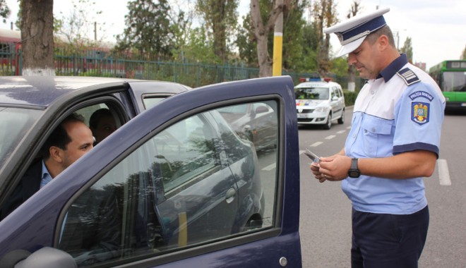 Polițiștii rutieri s-au crucit! Cum își ascund șoferii copiii în mașină de teama amenzilor - fondpolitistiirutierisaucrucit-1412354946.jpg