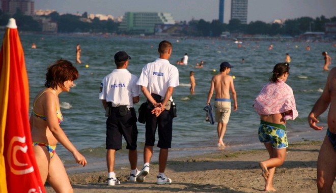 Polițiștii români au ajutat aproape 300 de turiști are au avut probleme în Bulgaria - fondpolitistiromanisibulgari1cop-1342794901.jpg