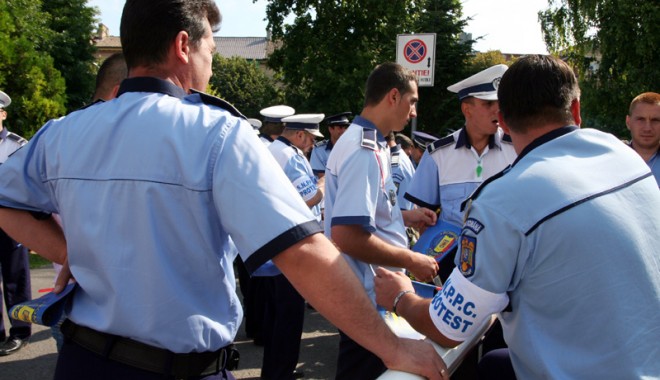 Polițist la muncă, infractor acasă și pe stradă - fondpolitistisanctiuni1-1350660002.jpg