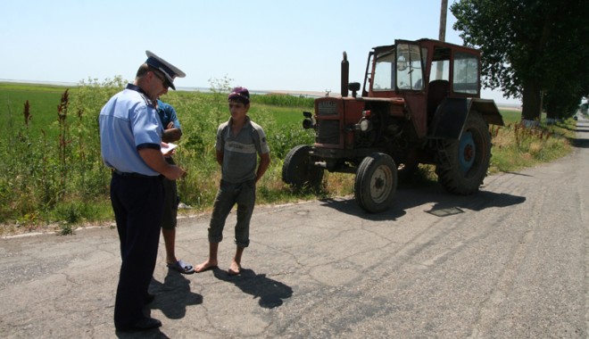 Polițiștii nu mai vor să fie șefi la țară! - fondpolitistitara-1377539444.jpg