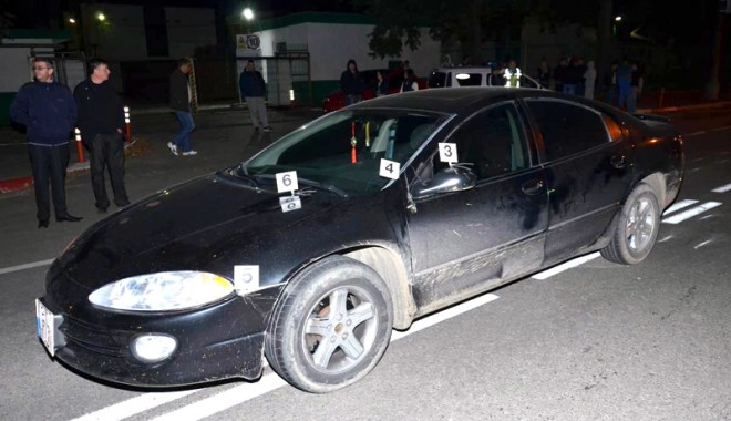 Curse ilegale de mașini în Constanța. Vitezomanii au spulberat un polițist care i-a prins cu radarul! - fondpolitistliniute1-1382284010.jpg