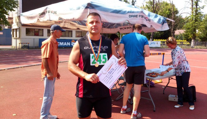 Un polițist din Mangalia colecționează medalii de aur la atletism - fondpolitistsportivmariussaioc-1376924974.jpg
