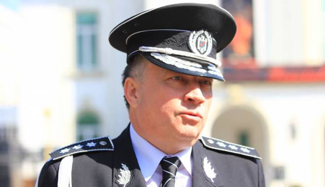 Misiunile comisarului șef Adrian Rapotan. De la bandiți internaționali, la... George Bush jr. - fondpolitistulprecumartistuladri-1427479519.jpg