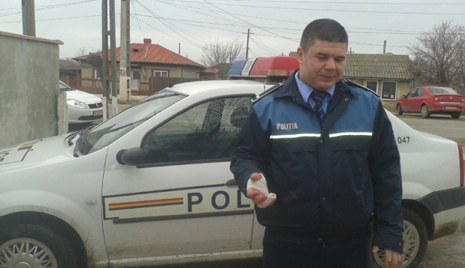 Polițist târât zeci de metri, cu mașina, de un individ fără permis - fondpolitistultrajtopraisar-1364741088.jpg