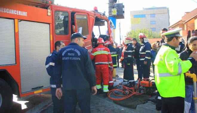 Grav accident rutier! Pompieri încarcerați în autospeciala ISU - fondpompieri5-1446664660.jpg