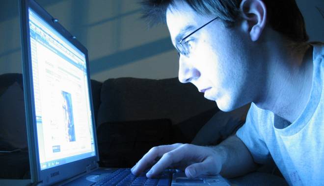 Postările pe Facebook vă pot lăsa fără banii din asigurarea locuinței - fondpostatrilepefacebook-1420555475.jpg