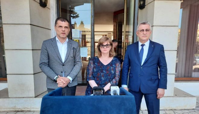 Ce se întâmplă cu autorecenzarea online. 
