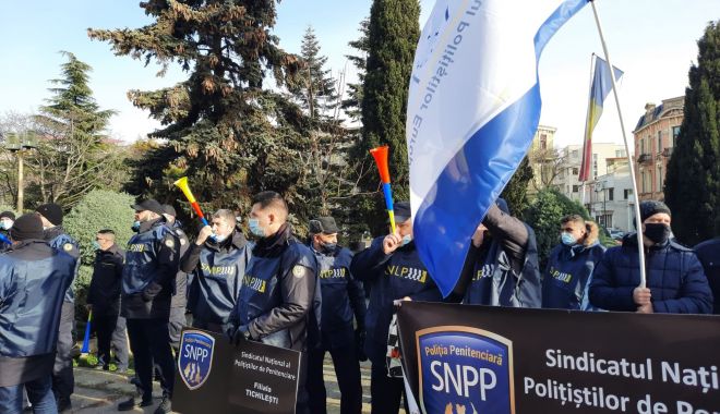 Protest al polițiștilor, grefierilor și pensionarilor, la Constanța. „Suntem umiliți!” - fondprotestpolitistigrefieri7-1611156480.jpg