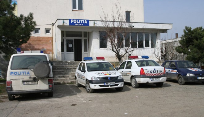Purici și igrasie în secțiile de poliție din Constanța - Galerie foto - fondpuricisiigrasiesectia4sediu1-1407168631.jpg