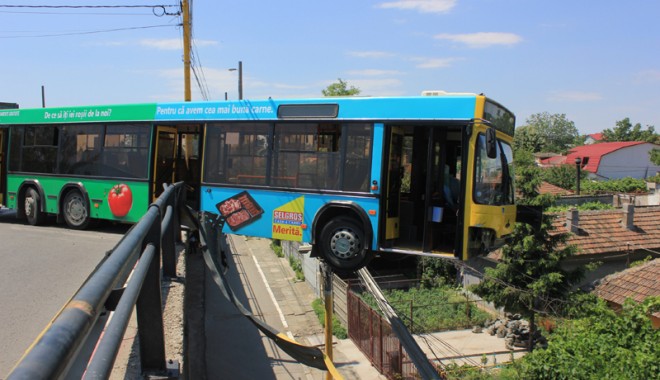 IMAGINI INCREDIBILE / Autobuz la un pas de prăbușire de pe podul de la Butelii - fondratc4-1371569034.jpg