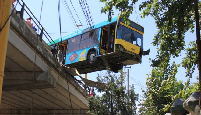 Șoferul autobuzului RATC care era să plonjeze de pe podul de la butelii nu a vrut să se interneze - fondratc71371569064-1371639564.jpg