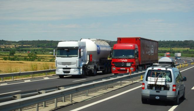 Transportatorii, obligați să bage mâna mai adânc în buzunar. Cât vor plăti pentru rovinietă - fondrovinieta-1534955872.jpg