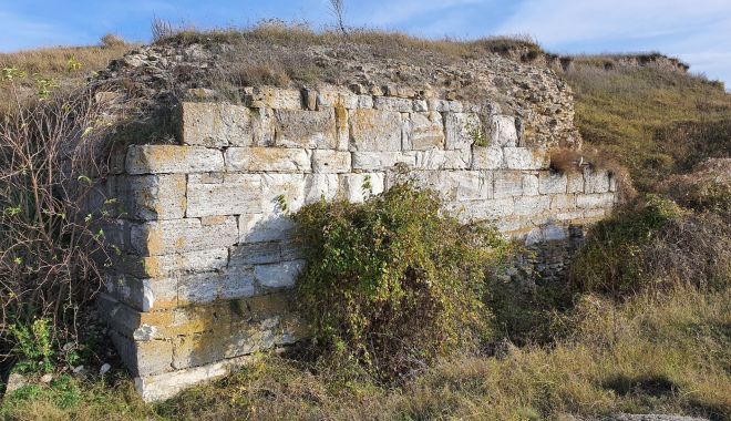 Cercetări arheologice. Cetatea Sacidava, o necunoscută cu un farmec aparte - fondsacidavaprint1-1604690211.jpg