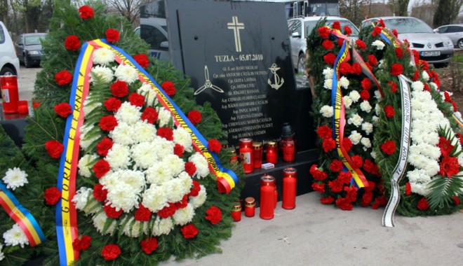 Troița deznădejdii. Resemnare înecată în lacrimi, pentru familiile eroilor de la Tuzla - fondtuzlamonument3-1383241164.jpg