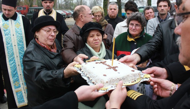 Troița deznădejdii. Resemnare înecată în lacrimi, pentru familiile eroilor de la Tuzla - fondtuzlamonument6-1383241183.jpg