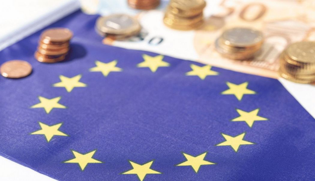 O contabilă și-a însușit peste 90.000 de euro din fondurile europene primite de colegiul în care lucra