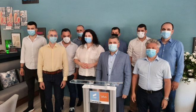 Revoltă la USR-PLUS după ce s-a aflat suma care va fi cheltuită pentru beculeţele de sărbători. 