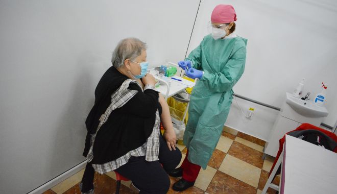 Vaccinarea bate pasul pe loc la sate. „Oamenii nu înţeleg, sunt greu de convins!” - fondvaccinare-1627323474.jpg