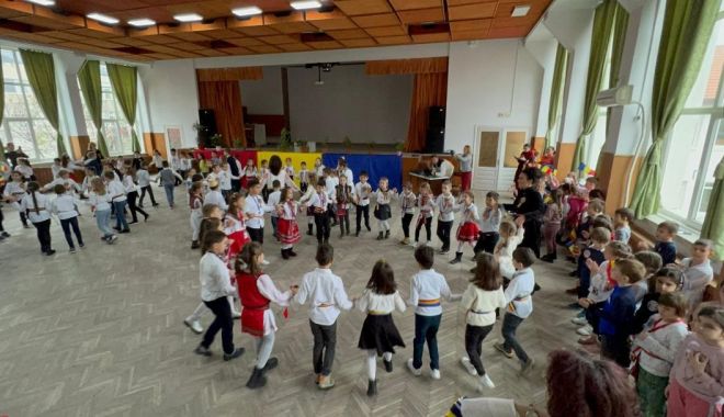 Ziua Națională a României a fost sărbătorită în avans de profesorii și elevii constănțeni - fondziuanationala1-1669746979.jpg
