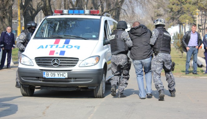 Descindere cu mascați în centrul Constanței. Un polițist a fost împușcat - fondziuapolitieiromane2-1332518511.jpg