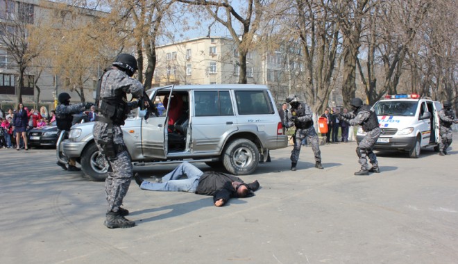 Descindere cu mascați în centrul Constanței. Un polițist a fost împușcat - fondziuapolitieiromane9-1332518636.jpg