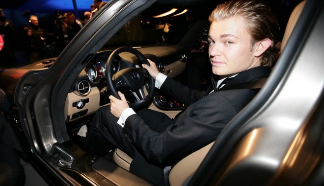 Nico Rosberg (Mercedes) a scăpat după ce i-a explodat un pneu la 320 km/h - formula11912-1387469540.jpg