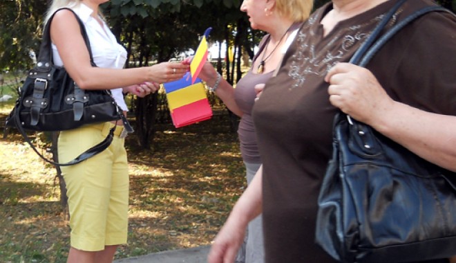 Forța Civică Constanța a împărțit stegulețe tricolore pe stradă - fortacivicastegulete3-1372252139.jpg