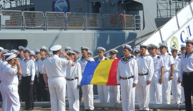 Marinarii români participă la misiuni de ajutorare ale navelor aflate în pericol - fortelenavale-1377077282.jpg