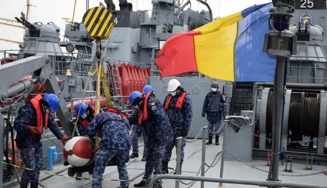 România, de 18 ani membru NATO. Drapelul Naţional arborat pe toate navele militare