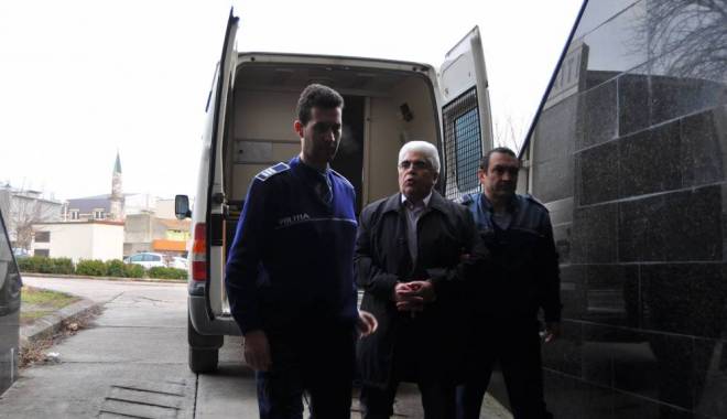 Fostul decan de la Farmacie, profesorul Gheorghe Țarălungă, trimis în judecată. Este acuzat de 11 infracțiuni - fostuldecandelafarmacie142295751-1424852271.jpg
