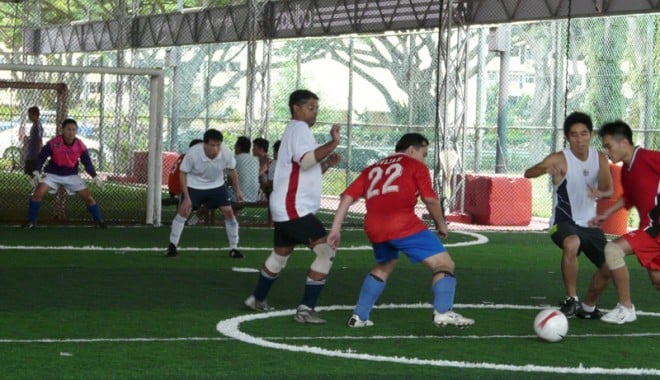 La o partidă de fotbal, ca între băieți, în Mamaia - fotbal-1312398256.jpg