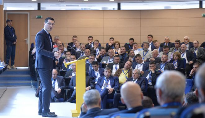 Victoria costumelor Armani. Fotbalul românesc nu le mai scapă din gheare… - fotbal-1524062172.jpg