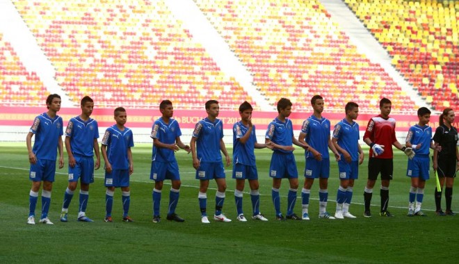 Fotbal / 12 jucători ai Academiei Hagi, la naționala U15 - fotbal12-1349251928.jpg