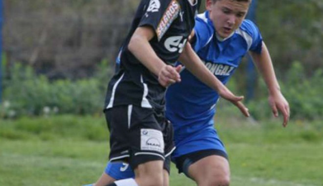 Robert Grecu, de la Academia Hagi, a înscris pentru România U15 - fotbalacademiarobert-1354217128.jpg