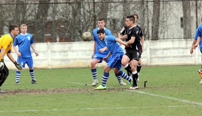 FC Viitorul și FC Farul se întâlnesc, azi, în play-off-ul Juniorilor B - fotbalfarulviitoruljuniori-1368036290.jpg