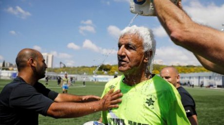 Cel mai bătrân fotbalist din lume. Joacă în campionat la 73 de ani! - fotbalist106324798tv053341830183-1554544395.jpg