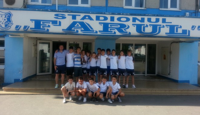 Fotbal / Victorii pentru juniorii Farului și Academiei Hagi la turneele zonale - fotbaljuniori-1369295454.jpg